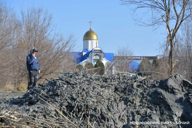 В Новороссийске могут отказаться от вывоза куч опасного ила с Южных прудов