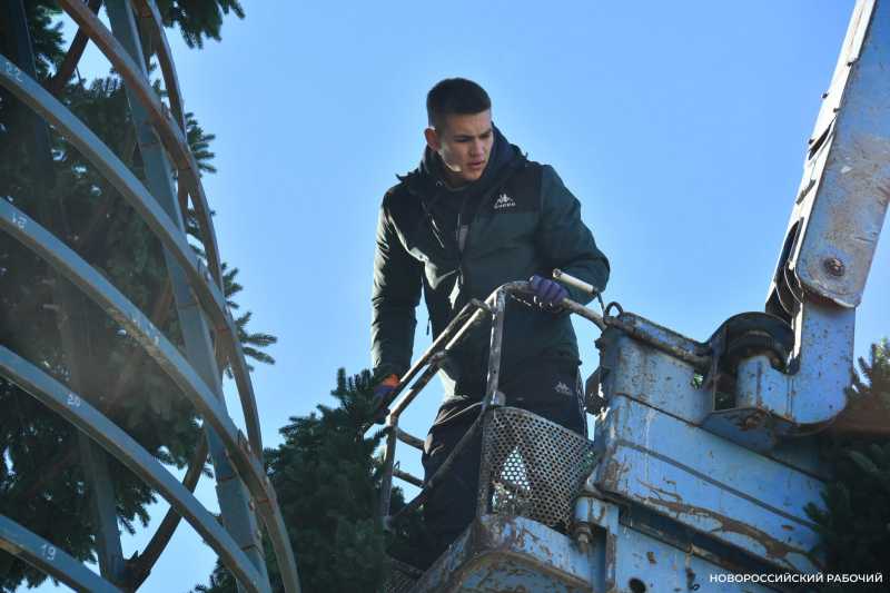 В Новороссийске монтируют главную елку