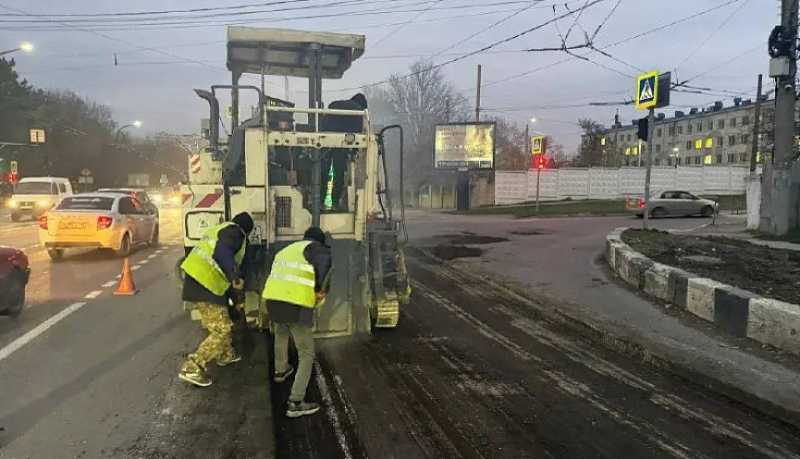 В Новороссийске начался ремонт участка дорожного полотна на пересечении Анапского шоссе и улицы Тобольской