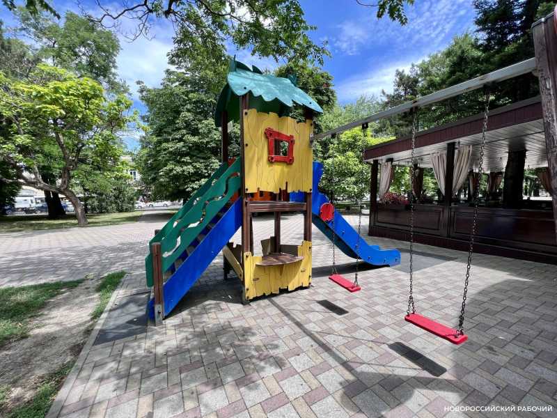 В Новороссийске нашли «зависшие в воздухе» детские площадки