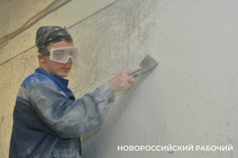 В Новороссийске Наталья Черноиванова &laquo;ставит&raquo; руку особенным штукатурам. Кто возьмет на работу детей с ОВЗ