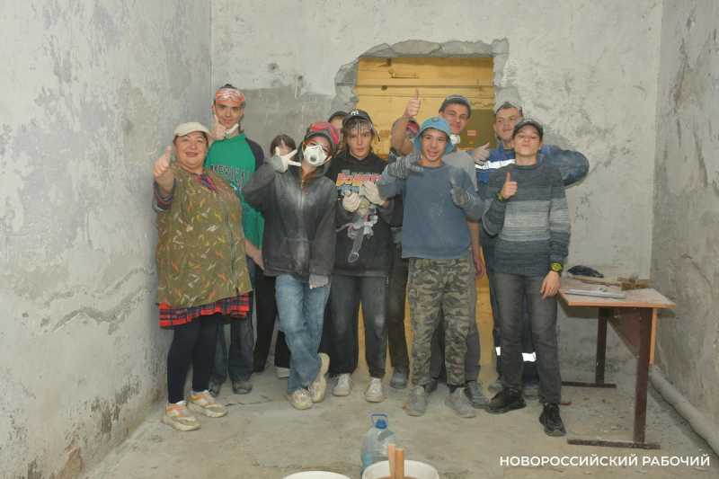 В Новороссийске Наталья Черноиванова &laquo;ставит&raquo; руку особенным штукатурам. Кто возьмет на работу детей с ОВЗ