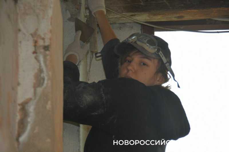В Новороссийске Наталья Черноиванова &laquo;ставит&raquo; руку особенным штукатурам. Кто возьмет на работу детей с ОВЗ