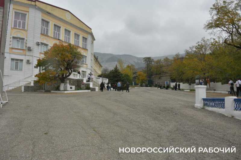 В Новороссийске Наталья Черноиванова &laquo;ставит&raquo; руку особенным штукатурам. Кто возьмет на работу детей с ОВЗ