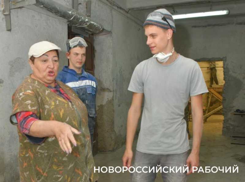 В Новороссийске Наталья Черноиванова &laquo;ставит&raquo; руку особенным штукатурам. Кто возьмет на работу детей с ОВЗ