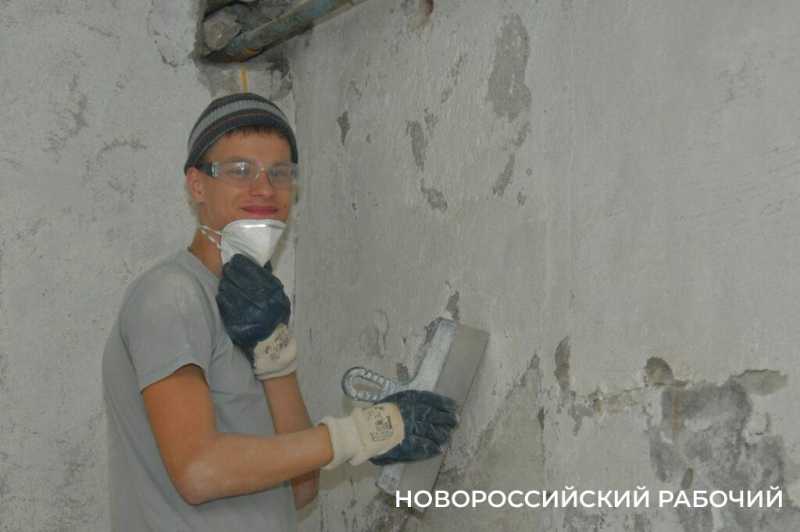 В Новороссийске Наталья Черноиванова &laquo;ставит&raquo; руку особенным штукатурам. Кто возьмет на работу детей с ОВЗ