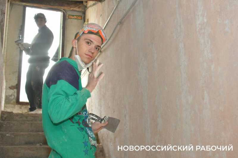 В Новороссийске Наталья Черноиванова &laquo;ставит&raquo; руку особенным штукатурам. Кто возьмет на работу детей с ОВЗ