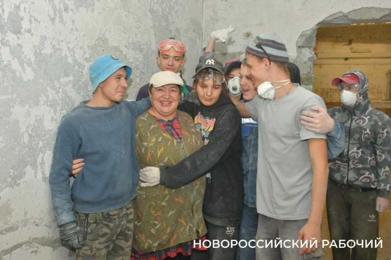 В Новороссийске Наталья Черноиванова &laquo;ставит&raquo; руку особенным штукатурам. Кто возьмет на работу детей с ОВЗ