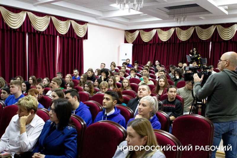 В Новороссийске обсуждали ИИ: возможности и опасности &nbsp;