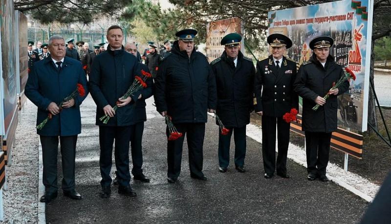 В Новороссийске почтили память героев Отечества и возложили цветы к памятнику &laquo;Пограничники всех поколений&raquo;