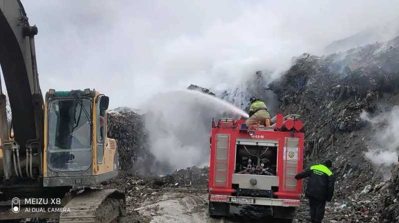 В Новороссийске продолжается тление мусора на Щелбе