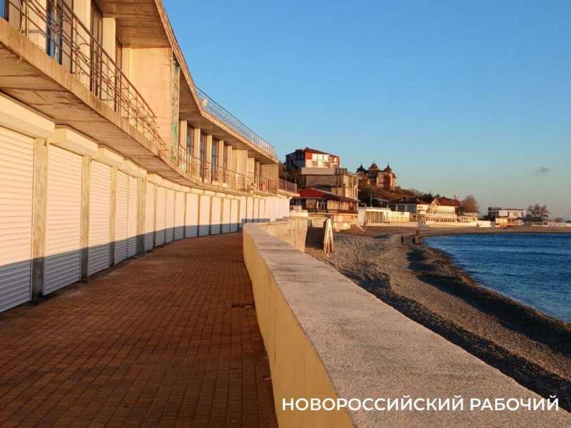 В Новороссийске прошла репетиция зимы: холодный закат, пустой пляж, голодные коты