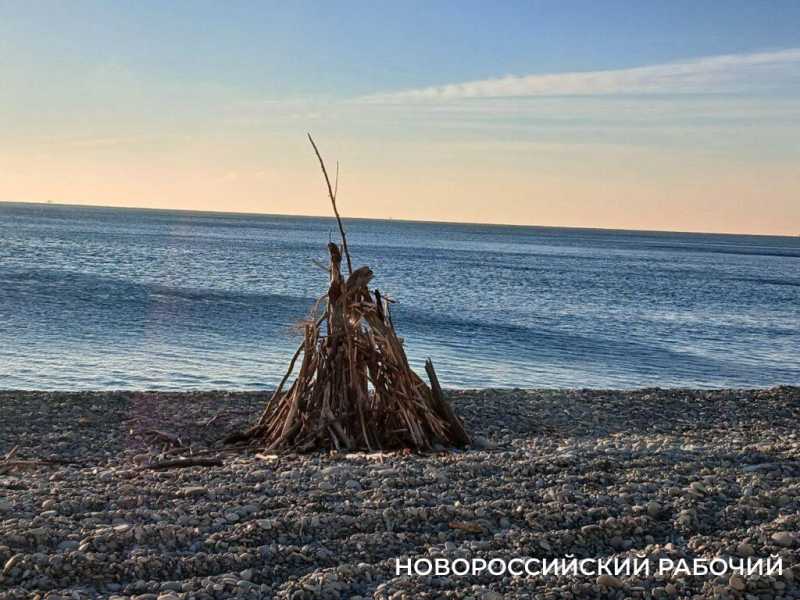 В Новороссийске прошла репетиция зимы: холодный закат, пустой пляж, голодные коты
