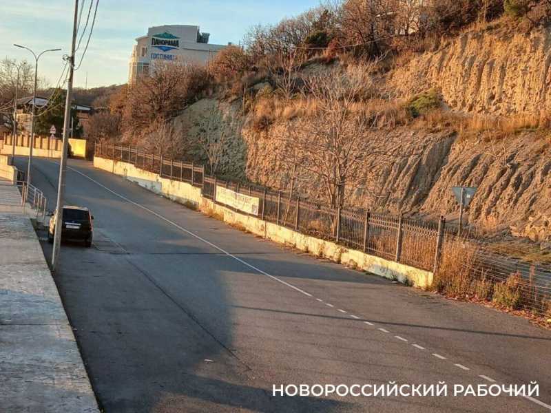 В Новороссийске прошла репетиция зимы: холодный закат, пустой пляж, голодные коты