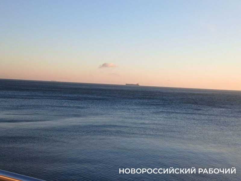 В Новороссийске прошла репетиция зимы: холодный закат, пустой пляж, голодные коты