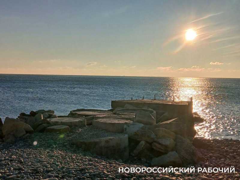 В Новороссийске прошла репетиция зимы: холодный закат, пустой пляж, голодные коты