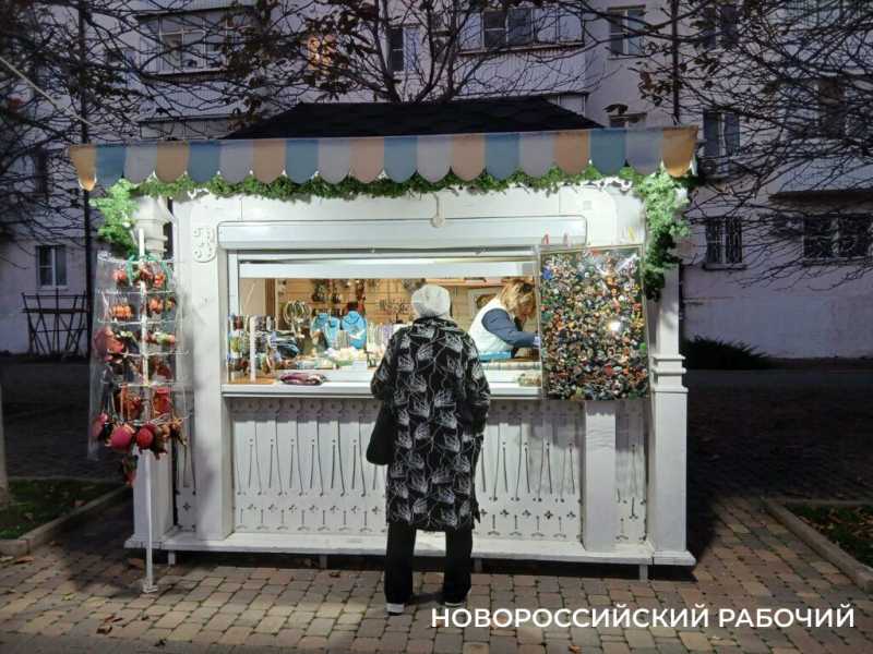В Новороссийске сэкономят на новогодних украшениях. Важнее &mdash; восстановить дома горожан