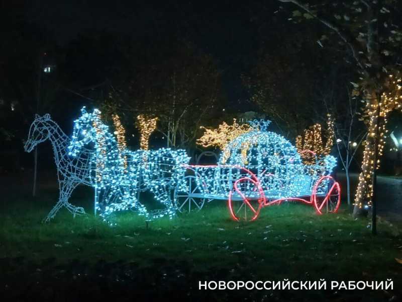 В Новороссийске сэкономят на новогодних украшениях. Важнее &mdash; восстановить дома горожан