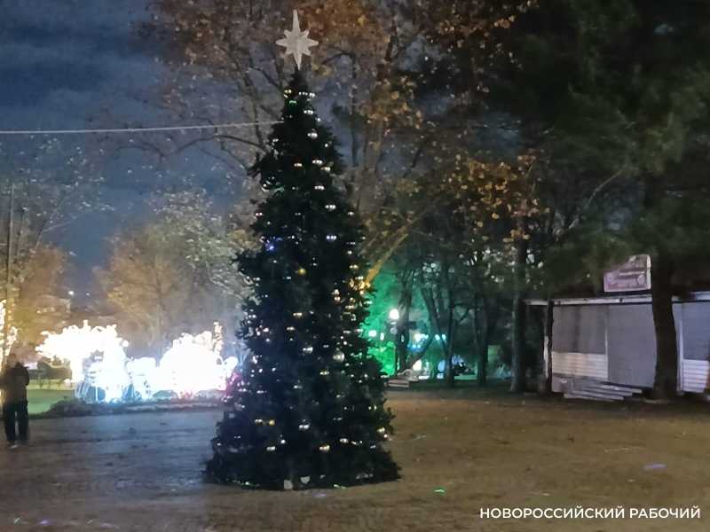 В Новороссийске сэкономят на новогодних украшениях. Важнее &mdash; восстановить дома горожан