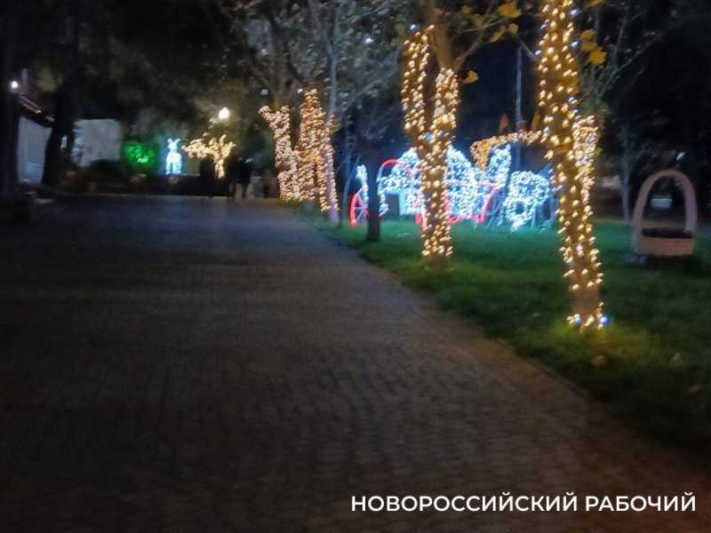 В Новороссийске сэкономят на новогодних украшениях. Важнее &mdash; восстановить дома горожан