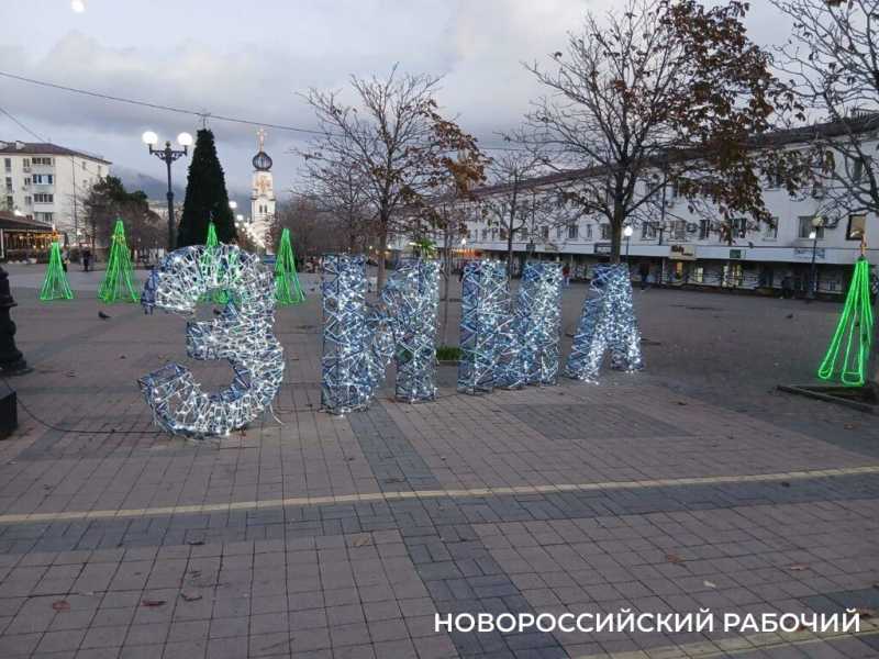 В Новороссийске сэкономят на новогодних украшениях. Важнее &mdash; восстановить дома горожан