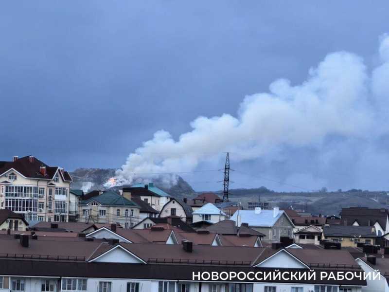 В Новороссийске третий раз за год загорелся мусорный полигон