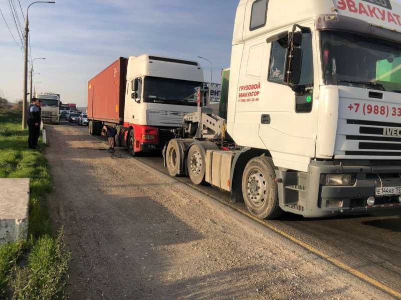 В Новороссийске ударили рейдами по большегрузным парковкам. Поможет ли?