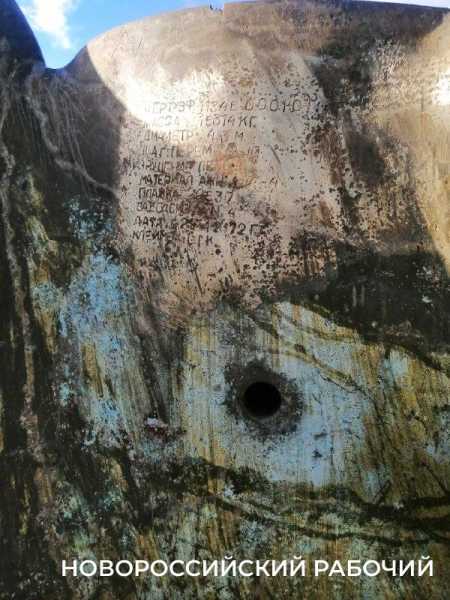 В Новороссийске возле крейсера &laquo;Михаил Кутузов&raquo; установили его родные многотонные винты