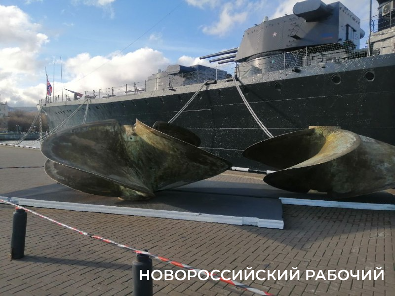В Новороссийске возле крейсера &laquo;Михаил Кутузов&raquo; установили его родные многотонные винты