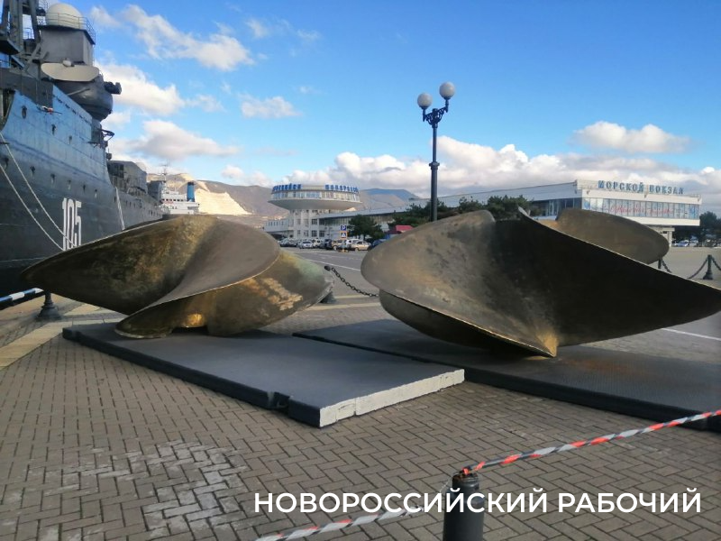 В Новороссийске возле крейсера &laquo;Михаил Кутузов&raquo; установили его родные многотонные винты