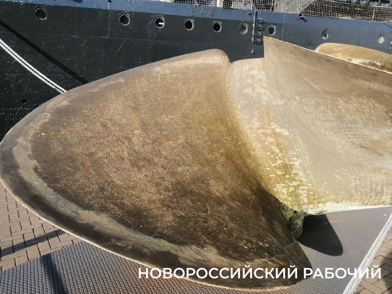 В Новороссийске возле крейсера &laquo;Михаил Кутузов&raquo; установили его родные многотонные винты