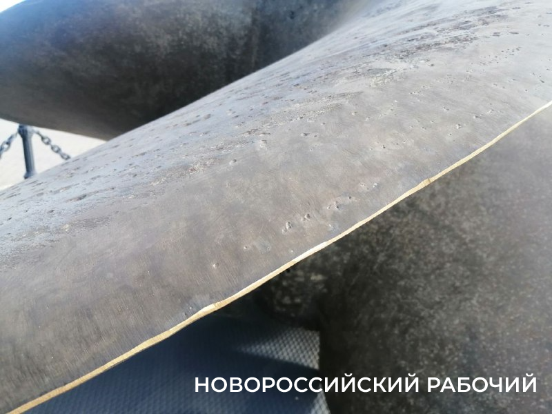 В Новороссийске возле крейсера &laquo;Михаил Кутузов&raquo; установили его родные многотонные винты