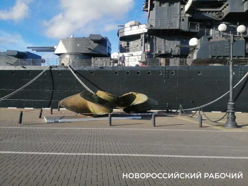 В Новороссийске возле крейсера &laquo;Михаил Кутузов&raquo; установили его родные многотонные винты