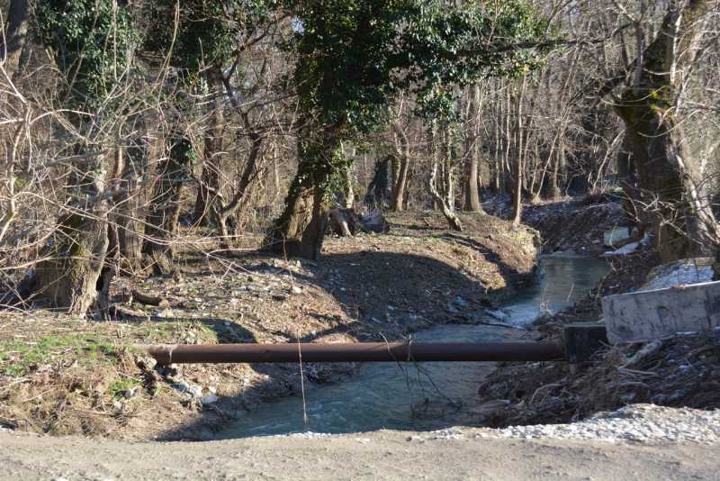 В Новороссийске жители пожаловались на засыпанную грунтом речку. Но &mdash; все по закону