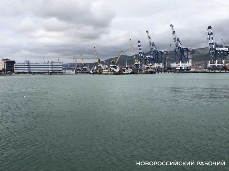 В порту Новороссийск голодный экипаж покинул брошенное у причала судно