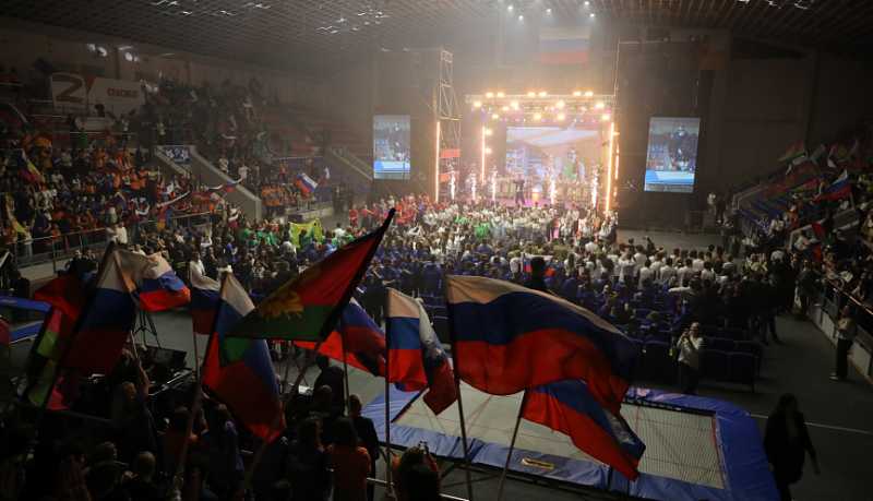 Вениамин Кондратьев наградил добровольцев Краснодарского края