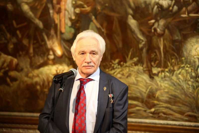 Вениамин Кондратьев поздравил кубанского художника Геннадия Квашуру с 75-летием