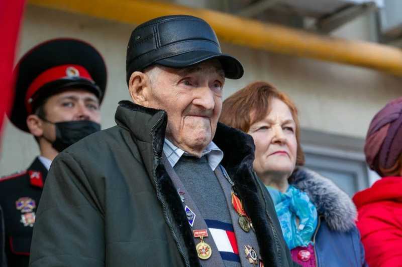 Вениамин Кондратьев поздравил ветерана Великой Отечественной войны со 105-летием