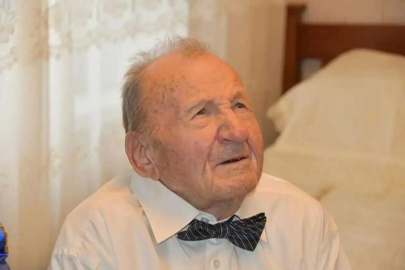 Вениамин Кондратьев поздравил ветерана Великой Отечественной войны Владимира Акименко со 101-летием