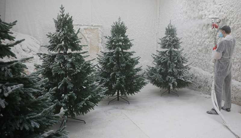 Вениамин Кондратьев: В Краснодарском крае производят все главные атрибуты Нового года &ndash; елки и игрушки