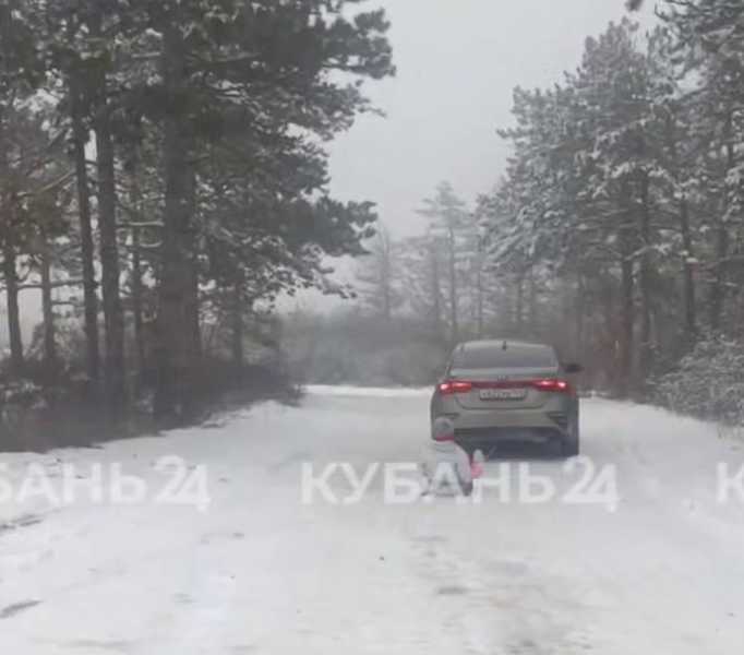 Вот так никогда не делайте! В Новороссийске родители привязали санки к машине