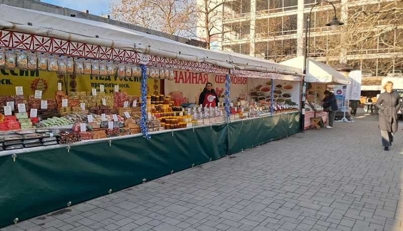 Всероссийская предновогодняя ярмарка ждёт жителей и гостей города-героя Новороссийска в сквере им. П.И. Чайковского до 31 декабря