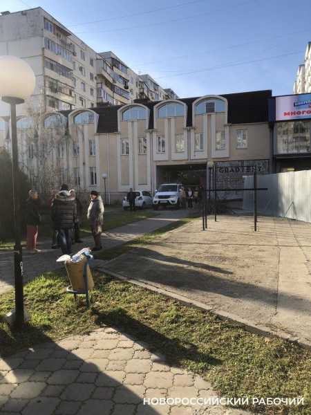 Жители многоэтажки на улице Видова в Новороссийске борются за выход … на улицу Видова