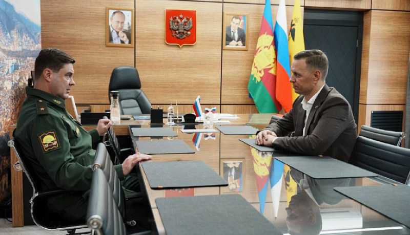 Андрей Кравченко и генерал-майор Игорь Шпырня обсудили возможности информирования потенциальных абитуриентов