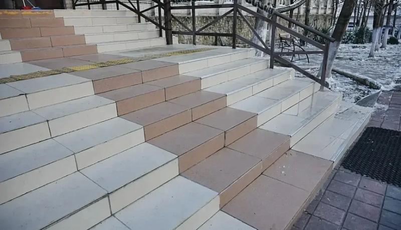 Андрей Кравченко лично проверяет, как в общеобразовательных учреждениях Новороссийска справляются с устранением последствий снегопада и наледью