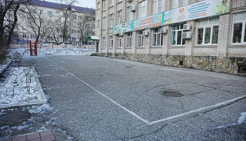 Андрей Кравченко лично проверяет, как в общеобразовательных учреждениях Новороссийска справляются с устранением последствий снегопада и наледью