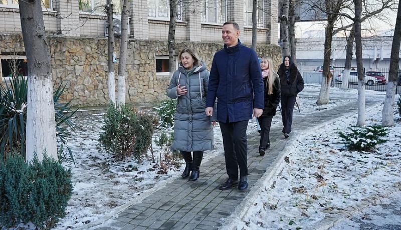Андрей Кравченко лично проверяет, как в общеобразовательных учреждениях Новороссийска справляются с устранением последствий снегопада и наледью