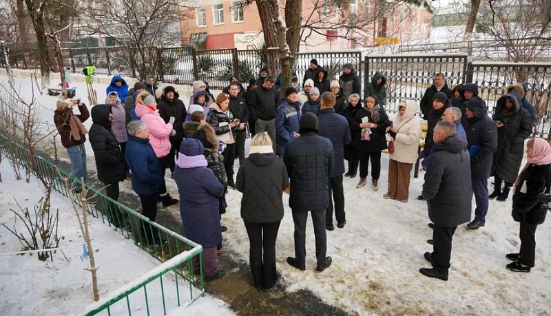 Андрей Кравченко встретился с жильцами многоквартирного дома по улице Рубина, ранее обращавших к нему на прием