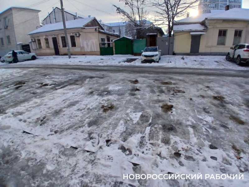 &laquo;Бабушка упала на лед и плакала&raquo; &mdash; в Новороссийске не успевают чистить дороги &nbsp;и тротуары