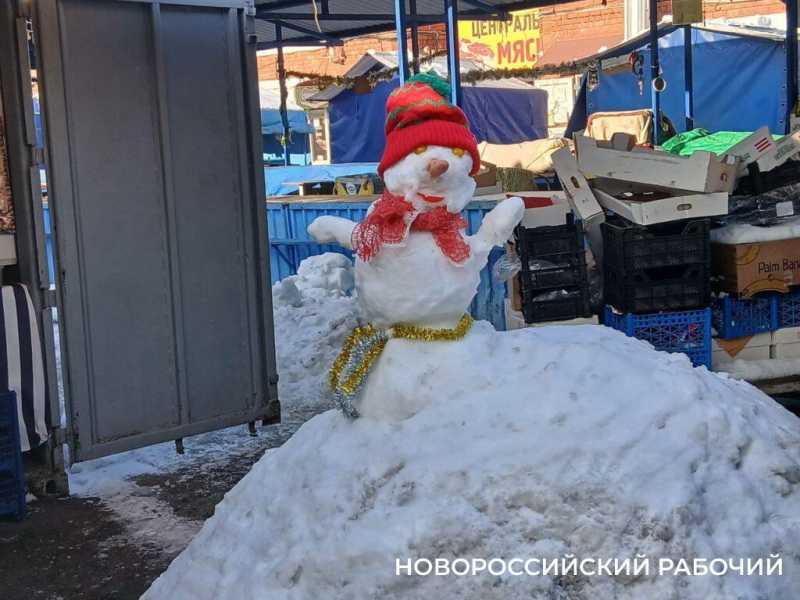 &laquo;Бабушка упала на лед и плакала&raquo; &mdash; в Новороссийске не успевают чистить дороги &nbsp;и тротуары